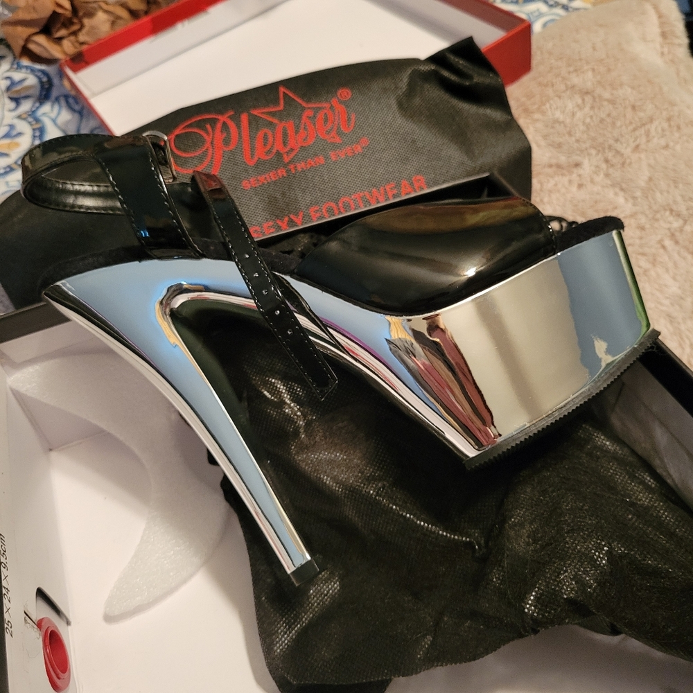 Never worn, Pleasers!